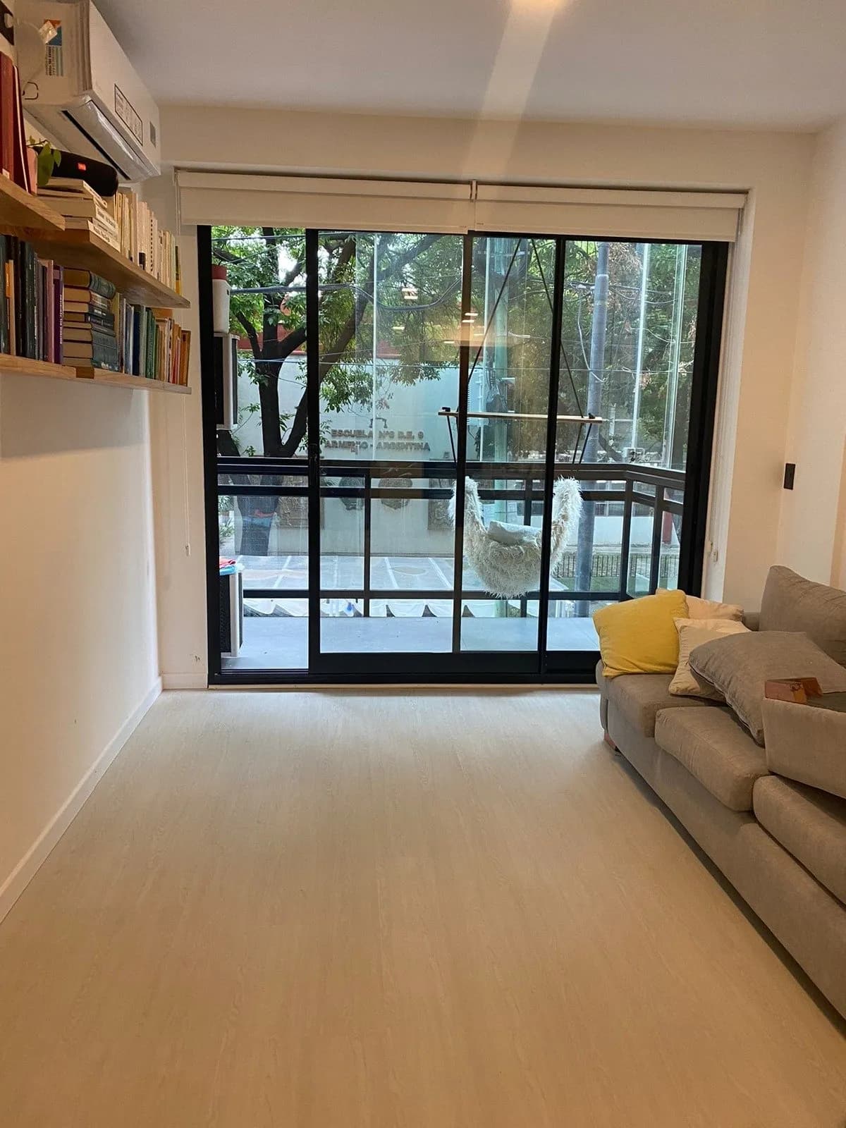 Living con piso flotante claro colocado por ZAONA