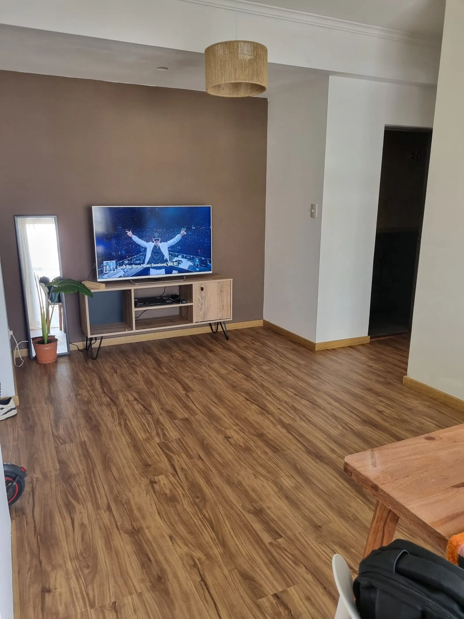 Estar con mueble de TV y piso flotante símil madera