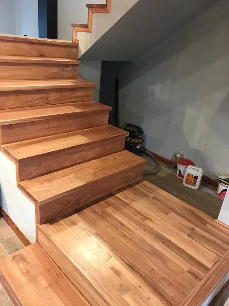 Escalera interior revestida en madera maciza