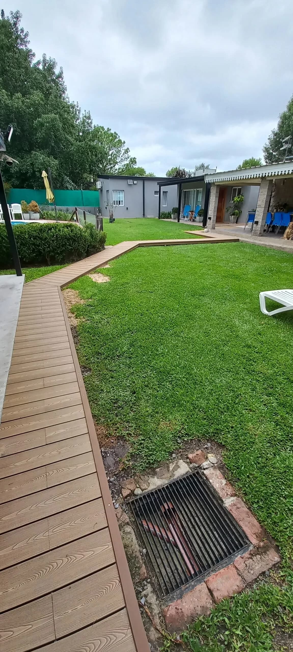 Camino de deck de madera sobre césped en un patio