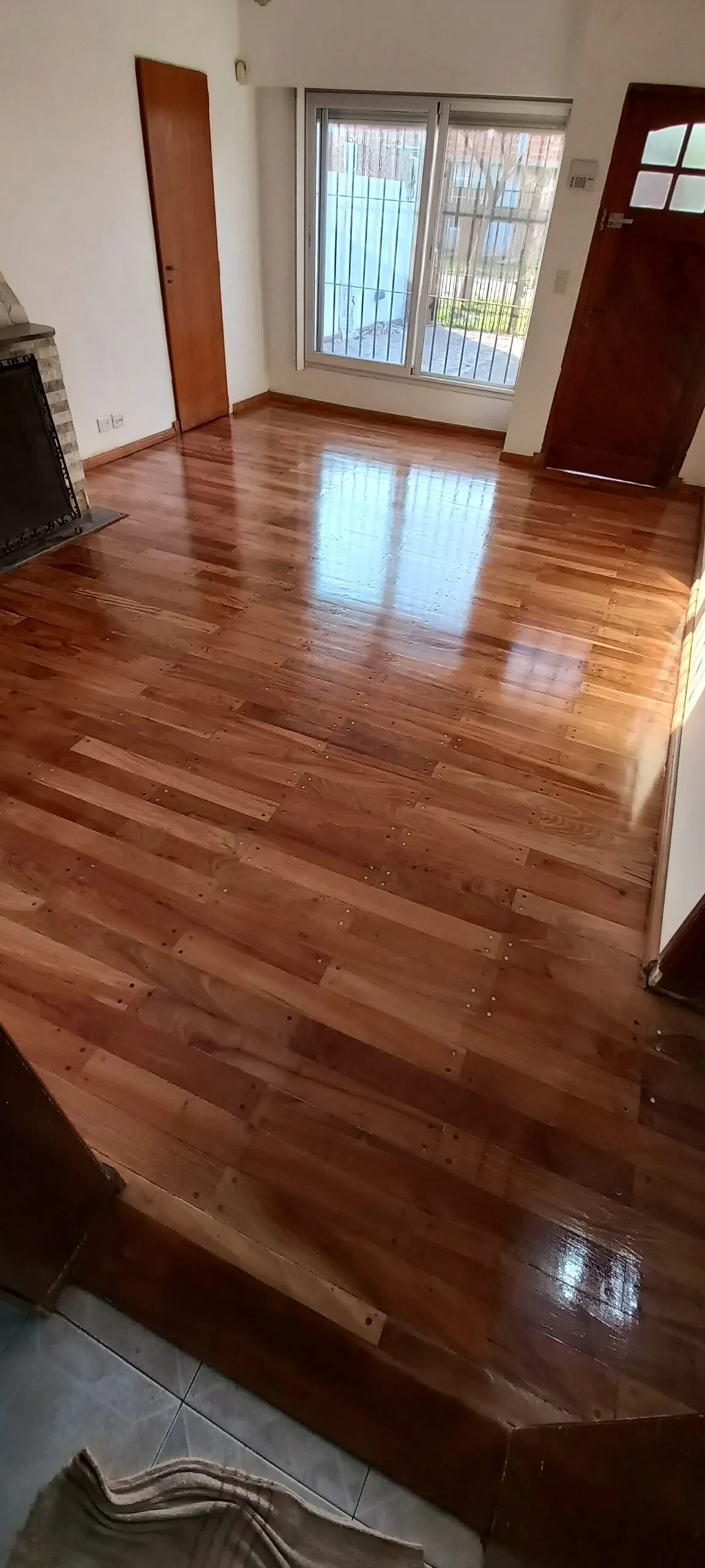 Piso de madera pulido e hidrolaqueado con terminación brillante