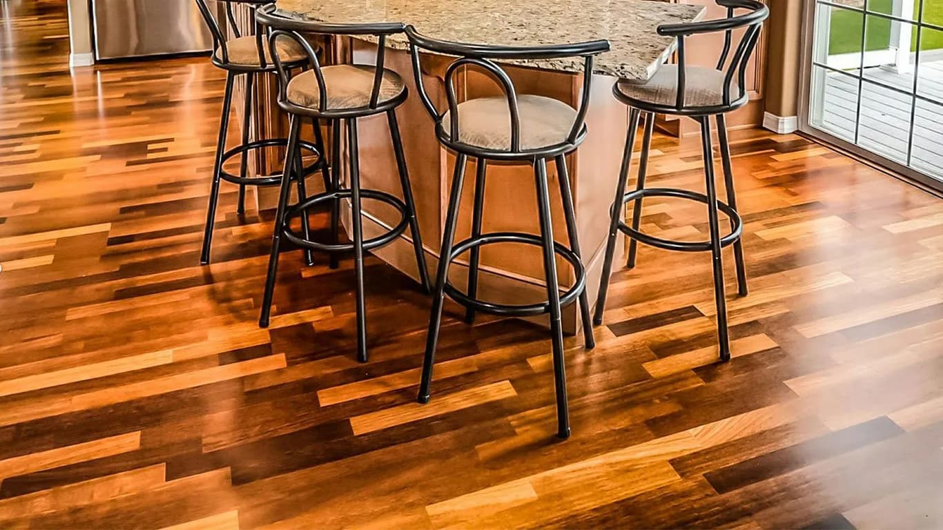 Barra con banquetas sobre piso de madera de varios tonos